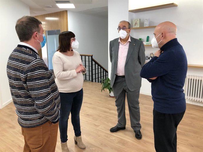 Manuel Rando visita la nueva sede de la Asociación contra el Cáncer en Teruel