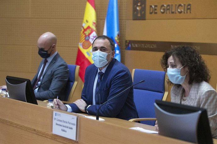 El gerente del Sergas, José Flores; el conselleiro de Sanidade, Julio García Comesaña, y la directora xeral de Saúde Pública, Carmen Durán, en la rueda de prensa