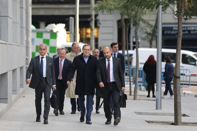 El magnate ruso, Mikhaíl Fridman (centro)