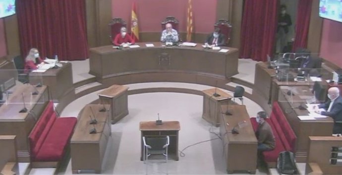 Jucio a un ultra derecha acusado presuntamente de desórdenes públicos y de presuntamente golpear a un Mosso d'Esquadra con el palo de su bandera durante una manifestación en Barcelona el 17 de octubre de 2019.