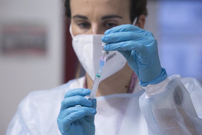 Una enfermera de Atención Primaria del área sanitaria V, Lara Menéndez prepara la segunda dosis de la vacuna Pfizer-BioNTech contra el coronavirus en el Centro Polivalente de Recursos Residencia Mixta de Gijón, el mismo en el que se inició la vacunación