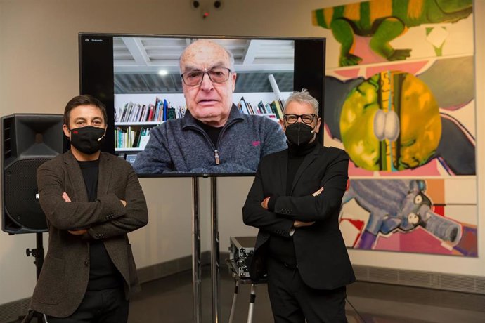 Sema D'acosta, comisario de la exposición, y Valentín Vallhonrat, director artístico del Museo Universidad de Navarra. En pantalla, el artista Luis Gordillo, desde su domicilio madrileño.