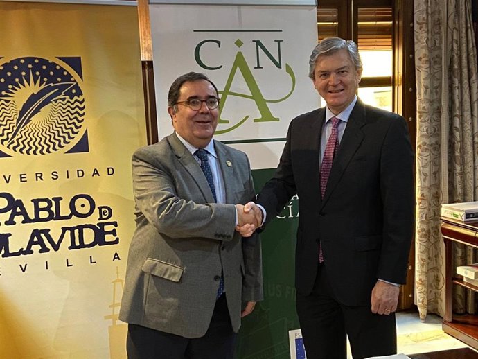 José Luis Lledó, a la derecha, junto al exrector de la UPO Vicente Guzmán, en una foto de archivo