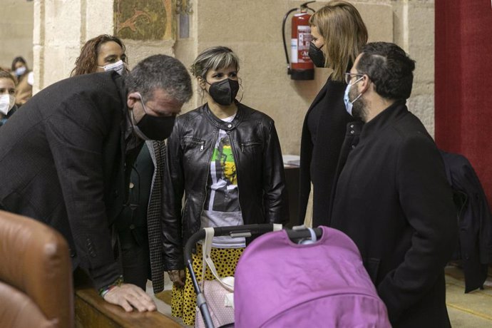 Llegada de la diputada Teresa Rodríguez (c) con su hija, tras su baja maternal. En el Pleno extraordinario del Parlamento andaluz. En Sevilla (Andalucía, España), a 21 de enero de 2021.