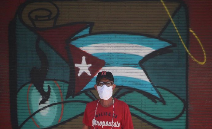 Un hombre con una mascarilla en La Habana.