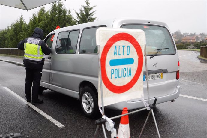 Un agente de la Policía Nacional con un vehículo en un control en la frontera del Puente Internacional Tui-Valena, en Pontevedra, Galicia, a 31 de enero de 2021.