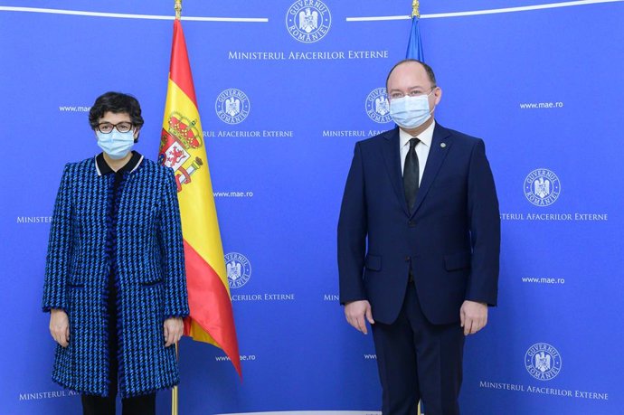 La ministra de Asuntos Exteriores, UE y Cooperación, Arancha González Laya, junto a su homólogo rumano, Bogdan Aurescu, durante su visita a Bucarest