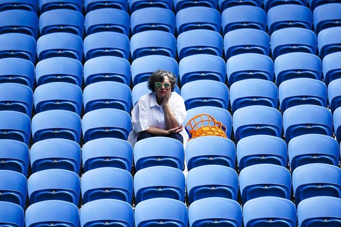 A spectator watches Alja Tomljanovic of Australia in action during the Round 2 Yarra Valley Classic - WTA 500 match against Alize Cornet of France at Melbourne Park in Melbourne, Monday, February 1, 2021. (AAP Image/Dave Hunt) NO ARCHIVING, EDITORIAL US