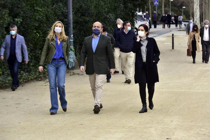 El presidente del PPC y candidato a la presidencia de la Generalitat, Alejandro Fernández, y la presidenta de la Comunidad de Madrid, Isabel Díaz Ayuso, durante un acto en el hotel Miramar de Barcelona, Catalunya (España), a 30 de enero de 2021.