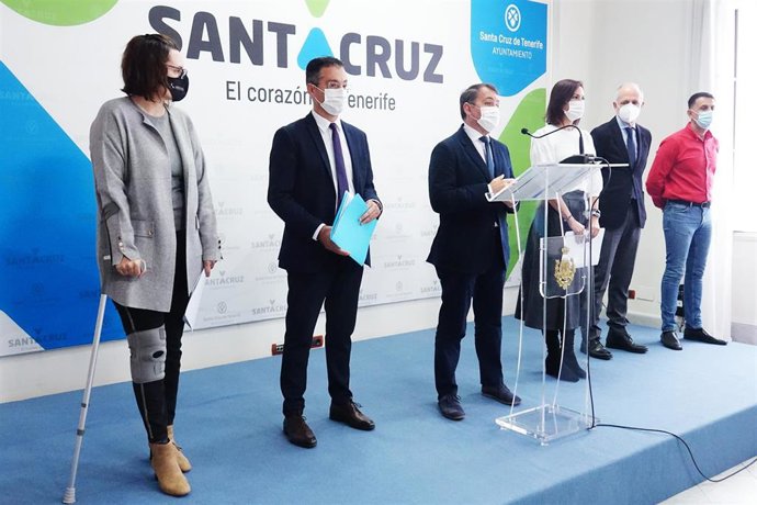El alcalde de Santa Cruz de Tenerife, José Manuel Bermúdez; el concejal de Urbanismo, Carlos Tarife; la concejala de Promoción Económica, Evelyn Alonso, y representantes sociales y económicos que han participado en la Mesa