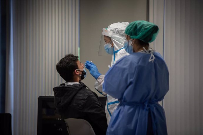 Un hombre se hace una prueba PCR en una imagen de archivo.