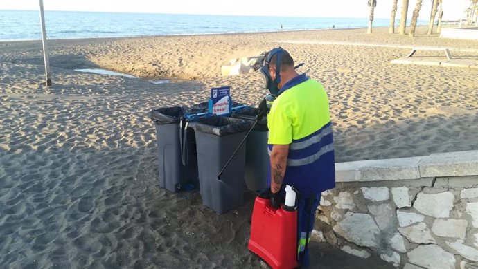 Un operario de Limasa desinfecta papeleras dentro de las labores que se realizan en la ciudad