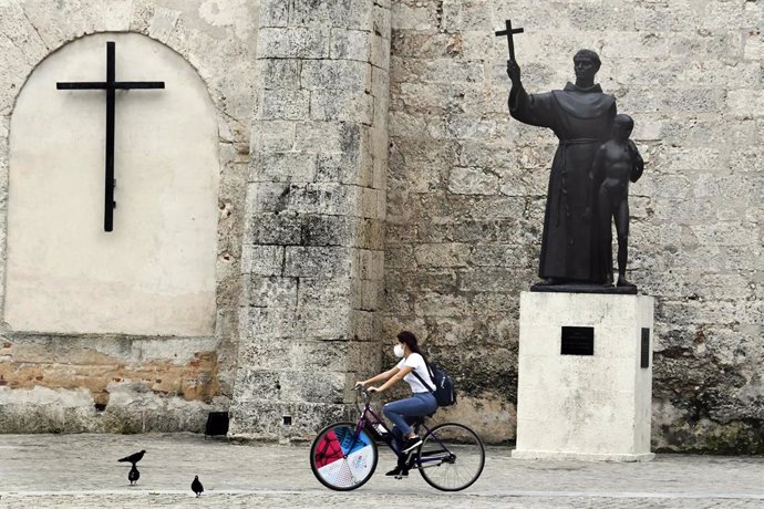 Una ciclista con mascarilla en La Habana