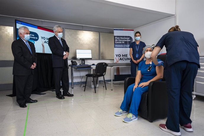 El ministro de Salud de Chile, Enrique Paris, y el presidente del país, Sebastián Piñera, asisten a las primeras vacunaciones contra la COVID-19