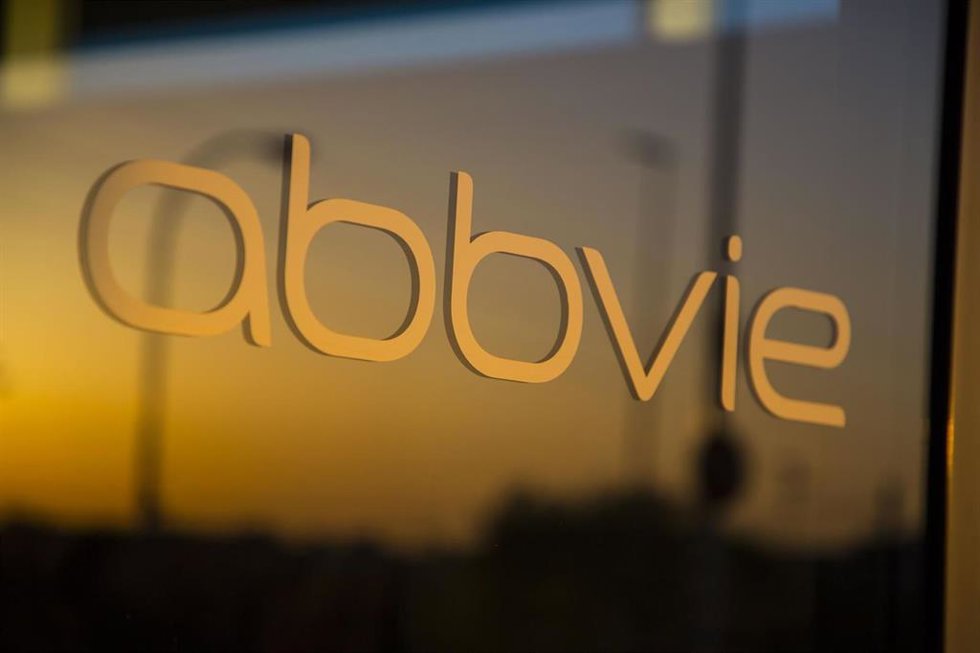 Logo de AbbVie en sus oficinas de Madrid.