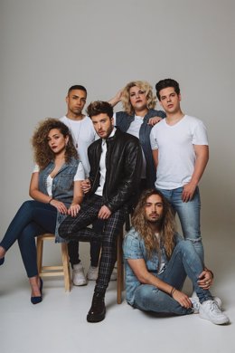 El cantante Blas Cantó y los cinco coristas que le acompañarán en Eurovisión 2020