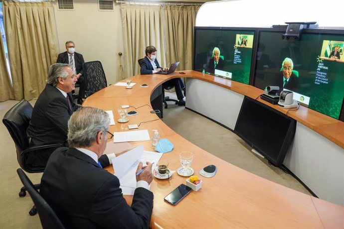 El presidente de Argentina, Alberto Fernández, en una conferencia telemática con el primer ministro de Portugal, Antonio Costa