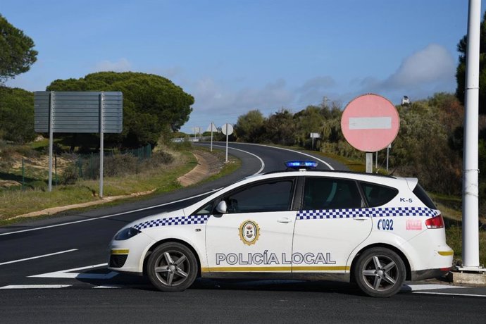Control policial en Punta Umbría (Huelva).