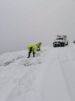 Trabajadores desplegados por Naturgy para reparar incidencias en la red eléctrica por jel temporal y la nieve en Galicia