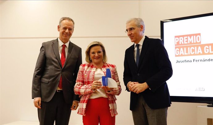 Josefina Fernández, CEO de DomusVi, recibe el premio Galicia Global 2019 de manos de Francisco Conde, conselleiro de Economía de la Xunta de Galicia (derecha), y Manuel Fernández Pellicer, presidente de AED Galicia, el 19 de diciembre de 2019