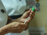 Foto: Sanidad establece que los mayores de 80 años solo reciban la vacuna de Pfizer o Moderna