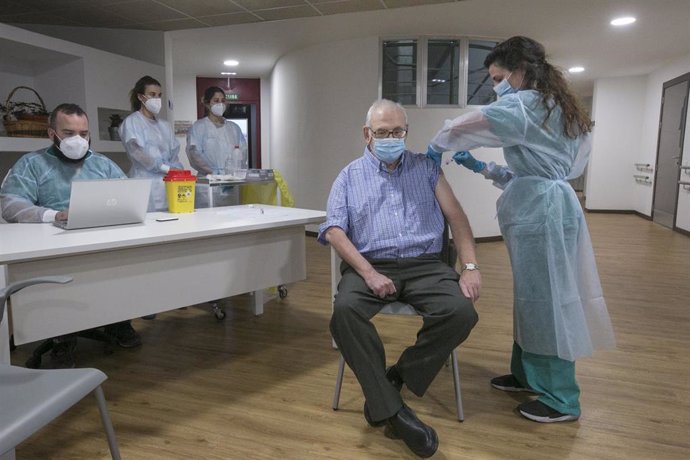 Domingo Guzmán Nuevo de Tuya, usuario de la residencia,   recibe la segunda dosis de la vacuna Pfizer-BioNTech contra el coronavirus en el Centro Polivalente de Recursos Residencia Mixta de Gijón