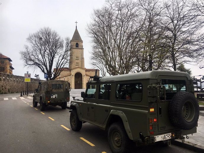Dos vehículos del Ejército frente a la iglesia de San Pedro, en Gijón, durante el estado de alarma. (Archivo)