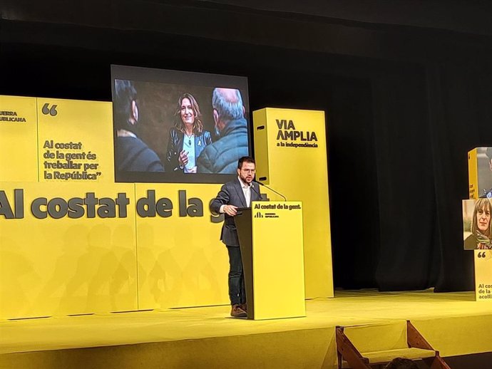 El vicepresidente de la Generalitat en funciones y candidato de ERC a la Presidencia, Pere Aragons, en un mitin de campaña en Terrassa (Barcelona)