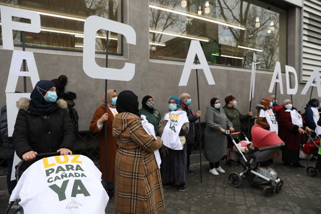Vecinos de los sectores V y VI de la Cañada Real Galiana se manifiestan frente a la Asamblea de Madrid 