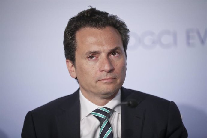 El exdirector general de Petróleos Mexicanos (Pemex), Emilio Lozoya, durante una conferencia de prensa en París en 2015