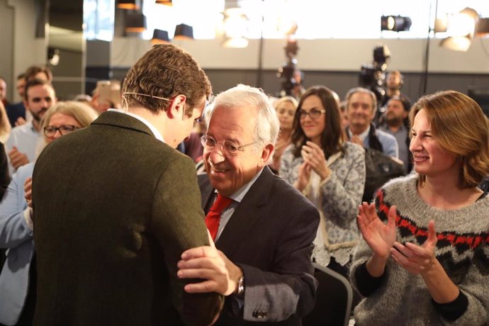El presidente del PP, Pablo Casado, abraza al exdiputado del PP, Jaime Ignacio del Burgo, durante el acto de presentación de candidaturas del partido en Navarra.  