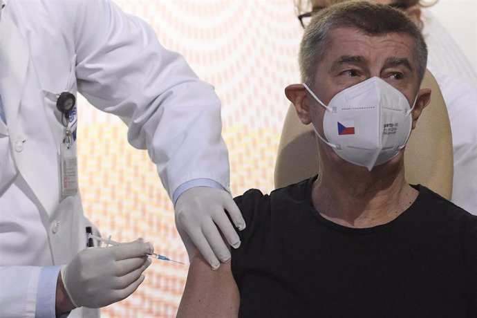 El primer ministro de República Checa, Andrej Babis, recibiendo la primera dosis de la vacuna contra la COVID-19.