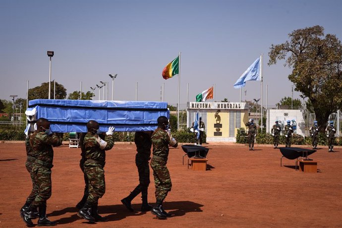 19 January 2021, Mali, Bamako: Soldiers carry the coffin of one of the four Ivorian peacekeepers who died following an attack on January 13, 2021, during the commemorative ceremony held at the headquarters of United Nations Integrated Multidimensional S