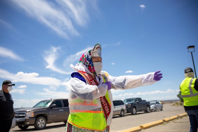 Miss Nación Navajo ayuda  a distribuir alimentos, agua y otros suministros a las familias navajo en la primera ola de la pandemia.