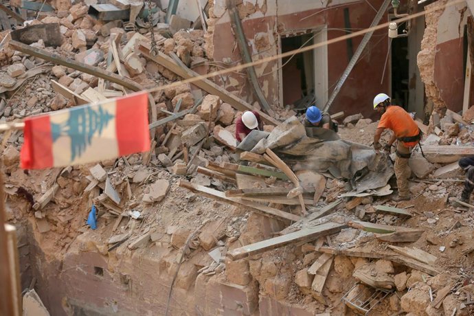 04 September 2020, Lebanon, Beirut: Rescue workers remove rubble of a building that was collapsed in last month's explosion for the second day in a row, after a rescue dog detected life signals in Gemayizeh area. Photo: Marwan Naamani/dpa
