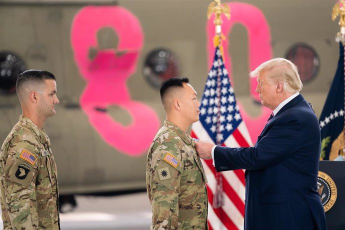 El presidente de Estados Unidos, Donald Trump, condecora a unos soldados en una base militar de California.