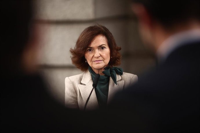 La vicepresidenta primera del Gobierno, Carmen Calvo, responde a los medios en una rueda de prensa convocada en las inmediaciones del Congreso de los Diputados, en Madrid, (España), a 28 de enero de 2021. Calvo ha utilizado su intervención para agradece