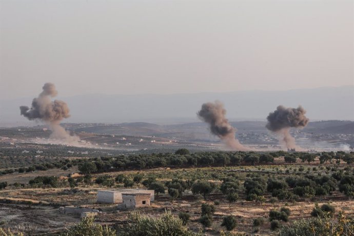 Imagen de archivo de varias columnas de humo tras un ataque contra Siria.