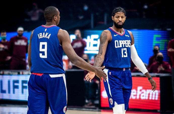 Ibaka y George celebran la victoria de los Clippers