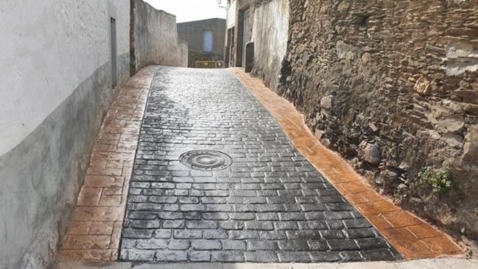 Obras de pavimentación llevadas a cabo en Casas de MIravete en una edición del Plan Activa de la Diputación de Cáceres
