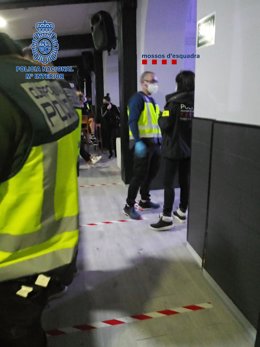 Dispositivo de Policía Nacional y Mossos d'Esquadra en un hotel de la comarca del Alt Empord (Girona) para detectar posibles víctimas de trata de seres humanos con fines de explotación sexual.