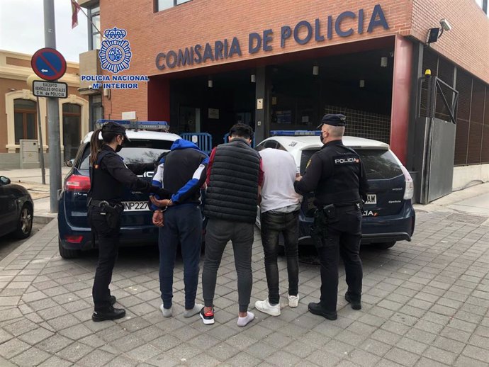 Nota Prensa: "La Policía Nacional Detiene A Cuatro Personas Que Tras Robar Un Bolso Utilizaron Las Tarjetas Bancarias De La Víctima "