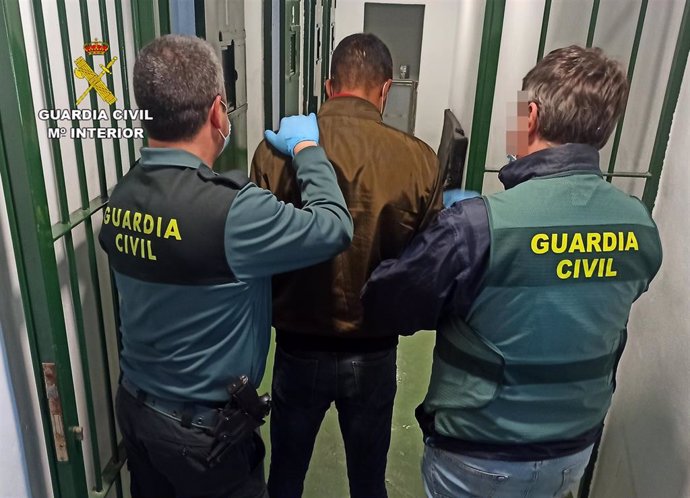 Dos agentes de la Guardia Civil con el detenido