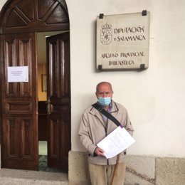 Donante, Rogelio Rodríguez, a las puertas del Archivo Provincial en el Palacio La Salina de Salamanca