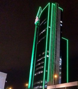 Las Torres Urban Center de Grupo Fuertes, iluminadas de verde este jueves por el Día contra el Cáncer