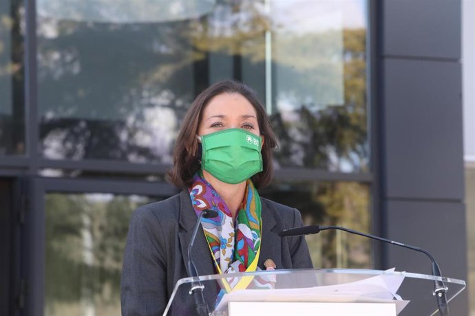 La ministra de Industria, Comercio y Turismo, Reyes Maroto, responde a los medios tras visitar la fábrica de materiales hospitalarios Becton Dickinson, en San Agustín de Guadalix (Madrid), a 1 de febrero de 2021. La multinacional, que cuenta también con