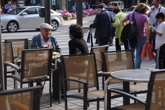 Persona mayores en terraza de Logroño, antes de la pandemia