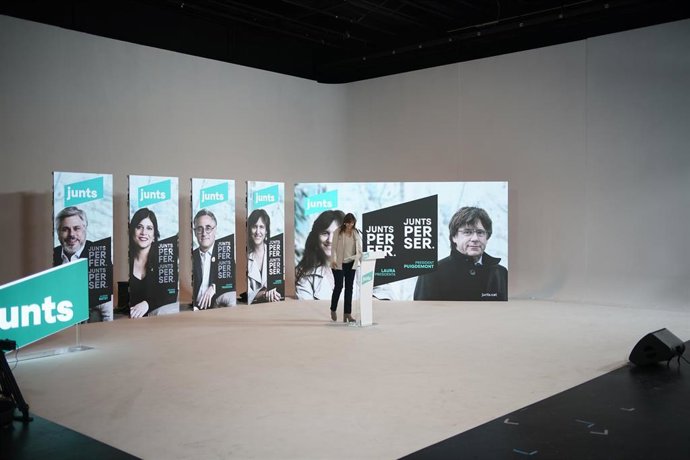 Acto de inicio de la campaña electoral de JxCat en Sant Just Desvern con la imagen del expresidente de la Generalitat, Carles Puigdemont en Barcelona, Catalunya (España), a 28 de enero de 2021. En esta campaña JxCat buscará, con un formato mixto presenc