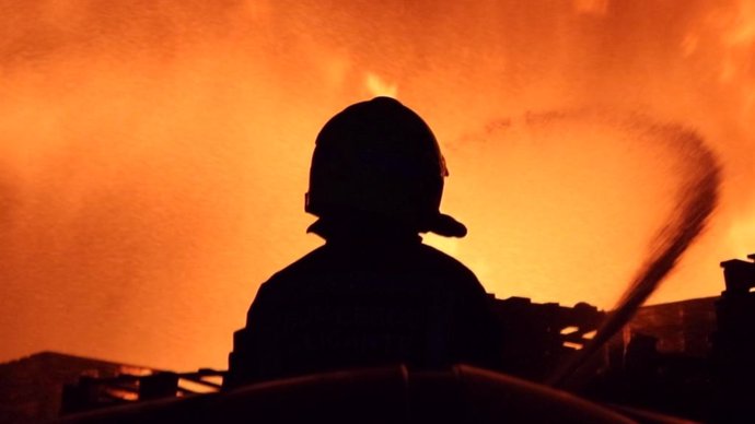 Los bomberos extinguen de madrugada un incendio industrial en una empresa de palets en Alicante