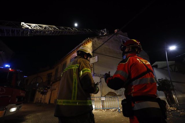 Bomberos actúan en un edificio dañado en Santa Fe tras varios nuevos terremotos, el pasado 28 de enero de 2021